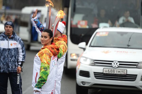 Телеведущая Тина Канделаки во время эстафеты Олимпийского огня в Санкт-Петербурге.