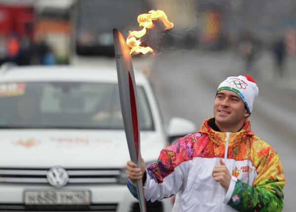 Футболист Александр Кержаков во время эстафеты Олимпийского огня в Санкт-Петербурге