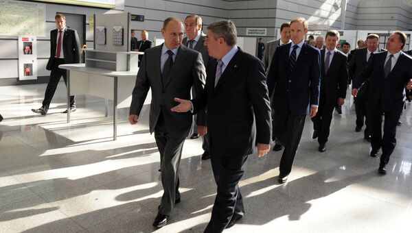 Владимир Путин и Томас Бах во время осмотра здания нового железнодорожного вокзала в Адлере. Фото с места события