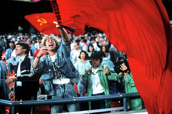 Болельщики с флагами СССР на трибуне