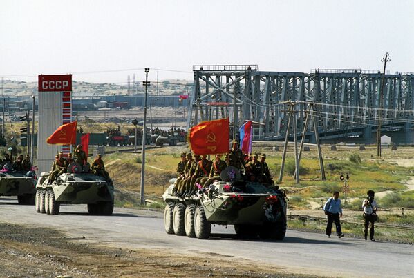 Первая колонна советских войск, возвращающихся из Афганистана на родину