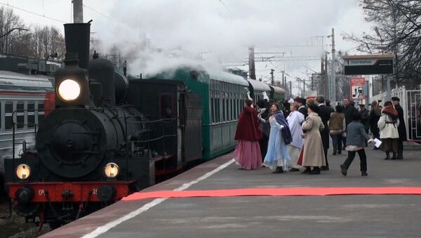 Дамы в костюмах XIX века встречали в Павловске ретро-поезд с огнем ОИ