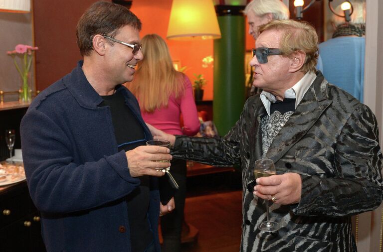 Режиссер Роман Виктюк и актер Ефим Шифрин на празднике в честь Дня Рождения Р. Виктюка в Театре Моссовета Режиссер Роман Виктюк и актер Ефим Шифрин на празднике в честь Дня Рождения Р. Виктюка в Театре Моссовета