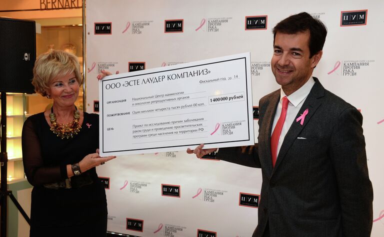 Генеральный директор представительства компании Estee Lauder в России Антуан Жирарден и руководитель Маммологического центра МЗ РФ Надежда Рожкова