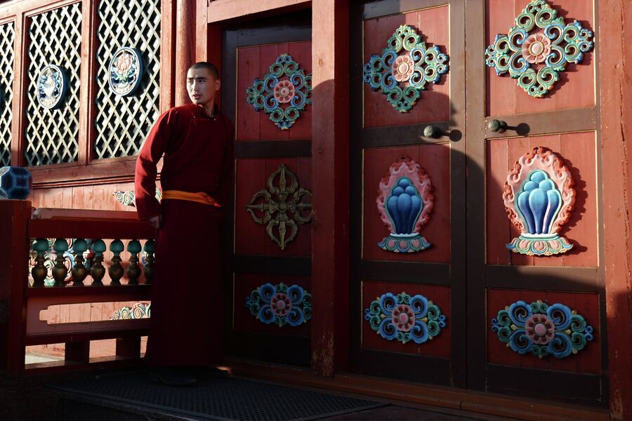 Монах у входа в Этигэлэ Хамбо Ламын ордон (дворец хамбо-ламы Итигэлова), где хранится нетленное тело XII хамбо-ламы Даши-Доржо Итигэлова