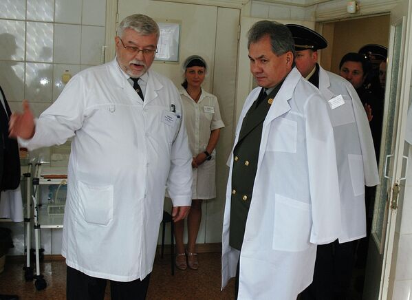 Министр обороны РФ Сергей Шойгу посещает военный госпиталь в рамках визита во Владивосток