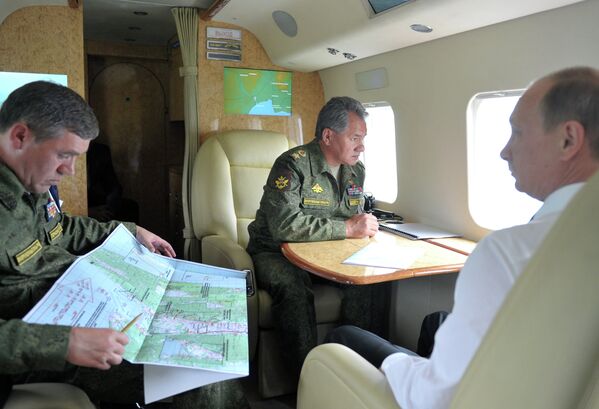 Сергей Шойгу на вертолете совершает облет района морских маневров Тихоокеанского флота