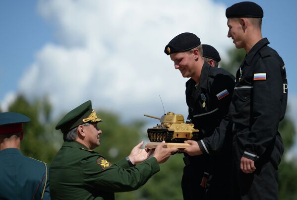 Сергей Шойгу награждает победителей международных соревнований по танковому биатлону