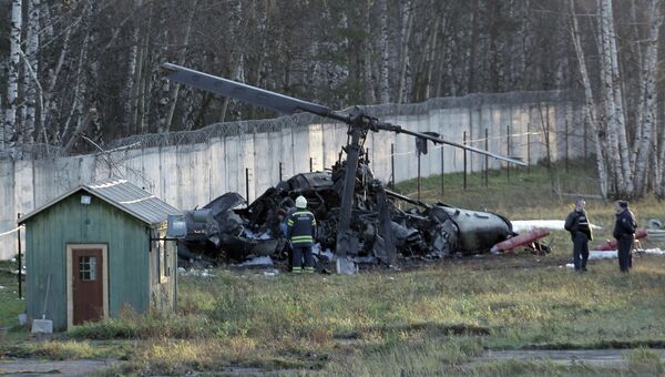 На месте падения вертолета Ка-52 на территории летного центра в московском районе Выхино-Жулебино.