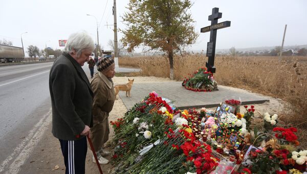 На месте теракта в Волгограде установили крест. Фото с места события