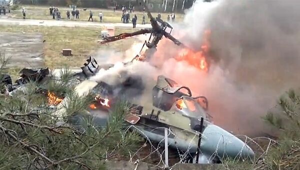 Вертолет Ка-52 горел и дымился после падения на юго-востоке Москвы