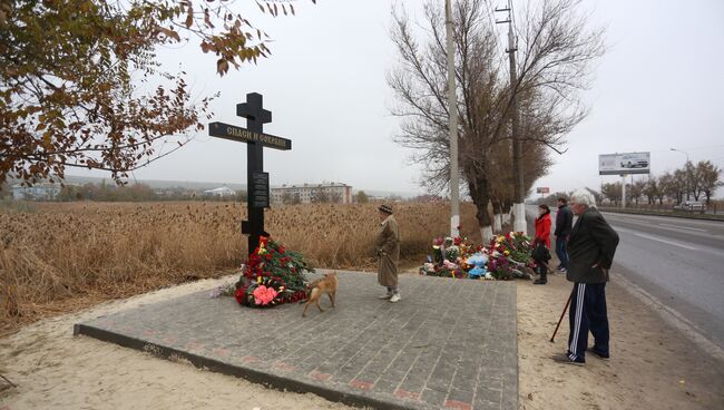 На месте теракта в Волгограде установили крест, фото с места события