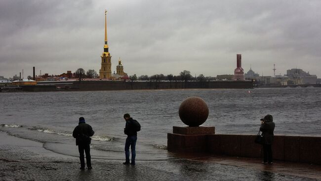 Подъем уровня воды в Неве у Стрелки Васильевского острова в Санкт-Петербурге. Архивное фото