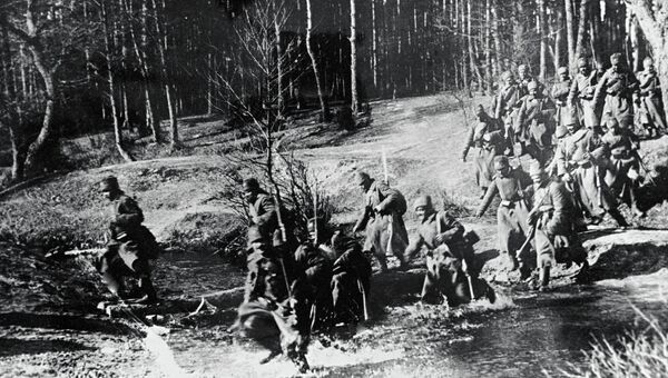 Русские солдаты переходят реку. Архивное фото