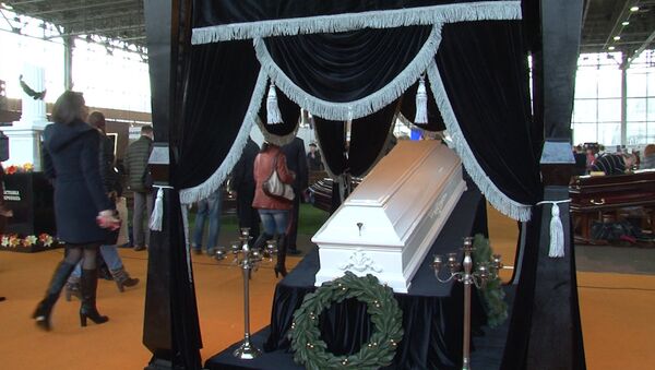 Гламурные гробы и модные платья на выставке Некрополь в Москве