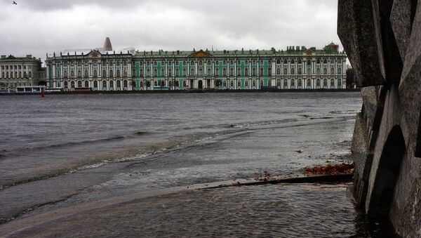 Подъем уровня воды в Неве у Стрелки Васильевского острова в Санкт-Петербурге. Архивное фото