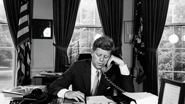 Президент Джон Кеннеди разговаривает по телефону. Архивное фото