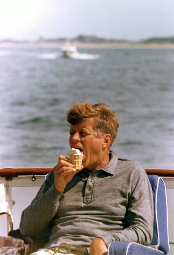 Президент Кеннеди на борту Honey Fitz