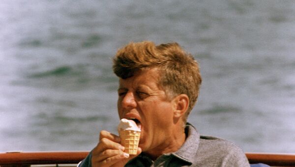 Президент Кеннеди на борту Honey Fitz