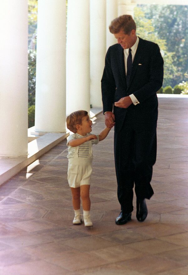 Президент Кеннеди и его сын Джон Кеннеди-младший