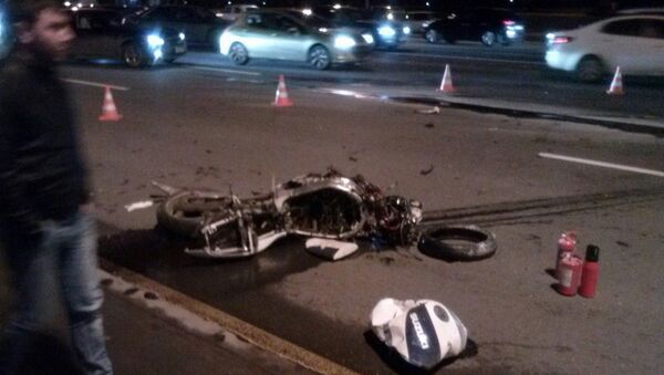 Иномарка врезалась в мотоциклы на западе Москвы