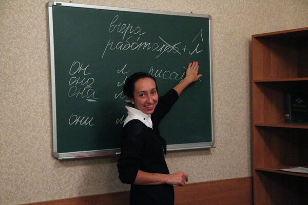 Жанна Жеребецова хвалит мигрантов за прилежание в учебе Жанна Жеребецова хвалит мигрантов за прилежание в учебе