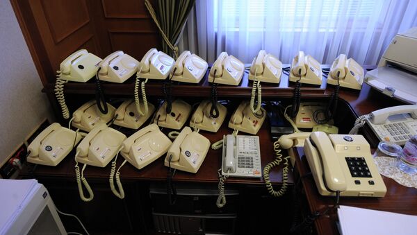 Телефоны в рабочем кабинете, архивное фото