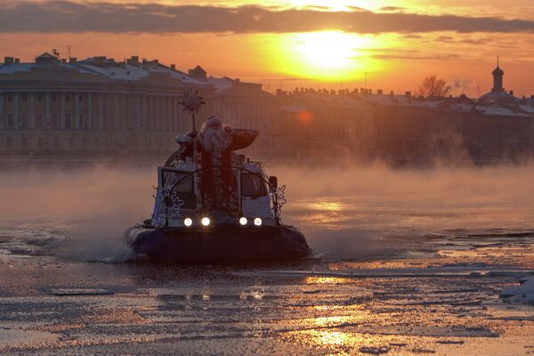 Дед Мороз прибывает на Стрелку Васильевского острова для зажжения новогодней елки в Санкт-Петербурге