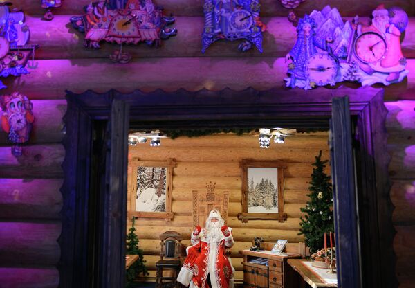 Дед Мороз в своей усадьбе в преддверии Нового года в Москве