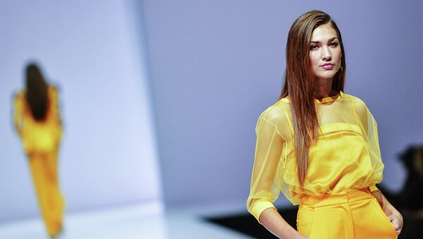 Модель демонстрирует одежду на открытии недели моды в Гостином дворе в Москве