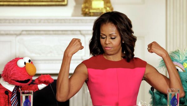Первая леди США Мишель Обама с персонажем из Улицы Сезам