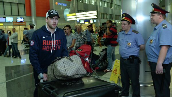Вратарь сборной России по хоккею Семен Варламов в аэропорту Шереметьево. Архивное фото