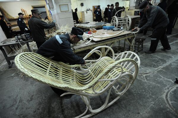 Заключенные работают на производстве плетеной мебели