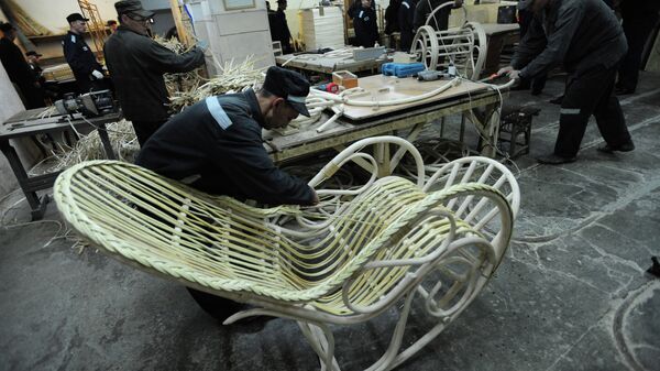 Заключенные работают на производстве плетеной мебели 
