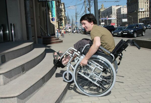 Актер Артур Смольянинов во время акции на Кутузовском проспекте в поддержку инвалидов