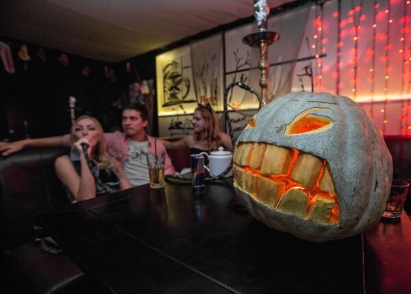 Светильник Джека - тыква в виде головы со свечой или фонариком внутри - как главный праздничный символ Хэллоуина присутствовал на всех вечеринках.