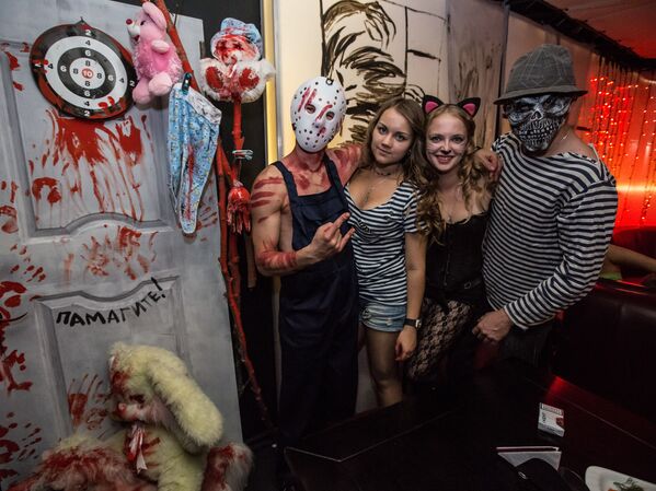 Молодежь Владивостока с удовольствием придерживается кровавых маскарадных традиций Хэллоуина.