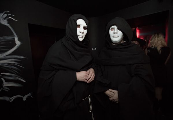 Даже ужасные, но симпатичные привидения ради маскарада на Хэллоуин меняют свои традиционные белые одежды на черные. д