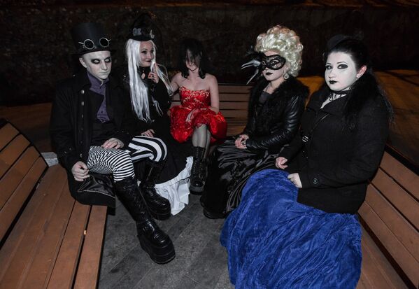 Хотя в программах Хэллоуин-пати, проходящих в клубах Владивостока, обычно есть конкурс костюмов, многие участники таких вечеринок наряжаются просто по идейным соображениям.