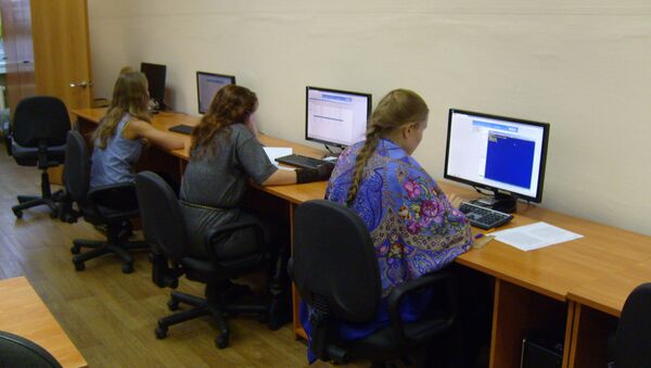 Новосибирские школьники в октябре сдали Единый госэкзамен по английскому языку и информатике в новом формате, событийное фото.
