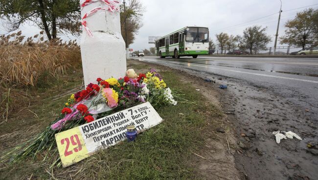 Цветы на месте подрыва пассажирского автобуса в Волгограде, архивное фото