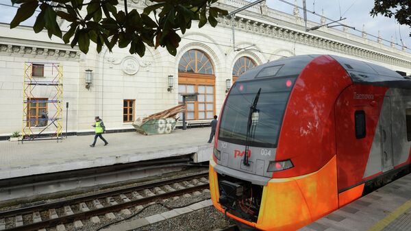 Электропоезд Ласточка на вокзале в Сочи