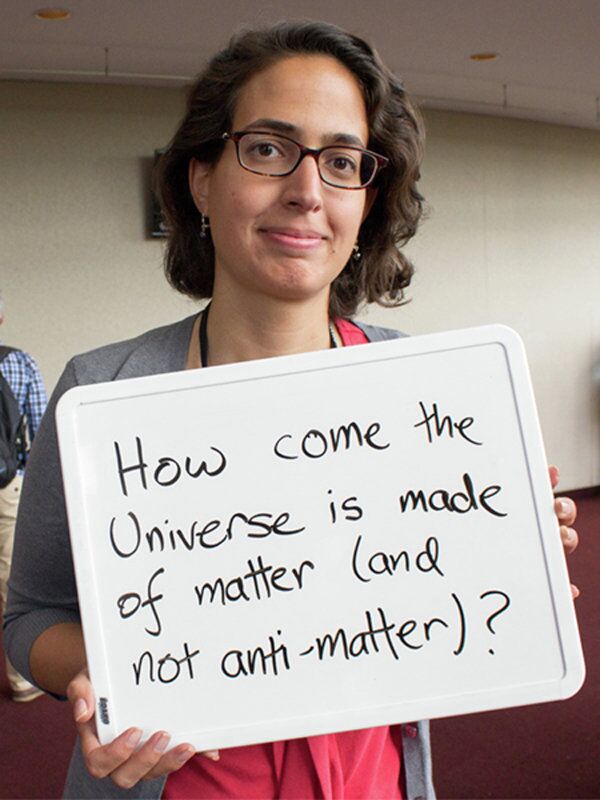 Алисия Марино задает вопрос на конференции в университете Миннесоты