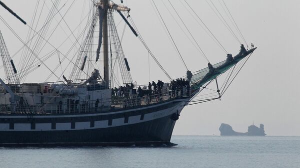 Парусный фрегат Паллада в Амурском заливе во Владивостоке. Архивное фото