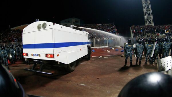 Сотрудники правоохранительных органов применяют спецсредства против болельщиков на стадионе в Ярославле
