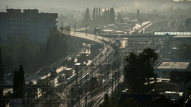 Вид на автомобильную развязку Голубые дали и железнодорожный вокзал в Адлере, архивное фото