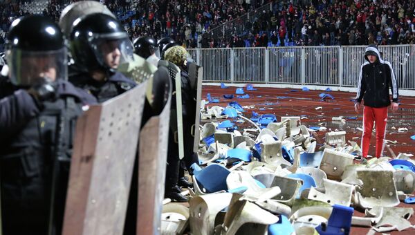 Сотрудники правоохранительных органов останавливают болельщиков, устроивших беспорядки на стадионе в Ярославле