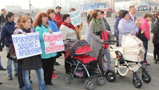 Жильцы холодного новостроя во Владивостоке вышли на митинг