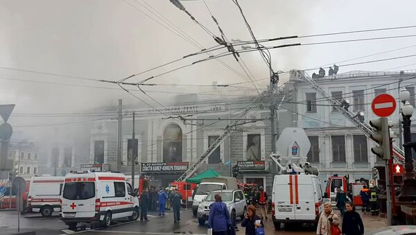 Серый дым вырывался из горящего здания театра Школа современной пьесы