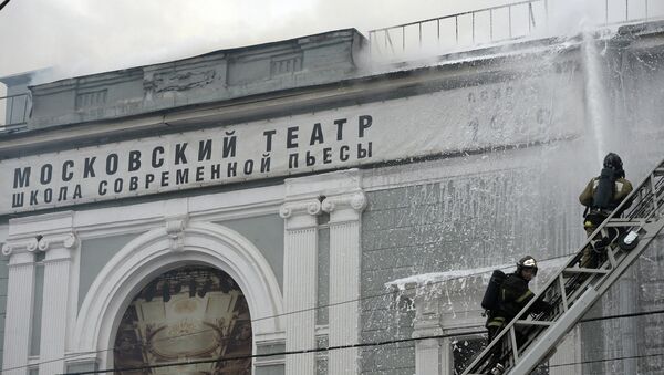 Сотрудники МЧС ликвидируют пожар в здании театра Школа современной пьесы в Москве, архивное фото